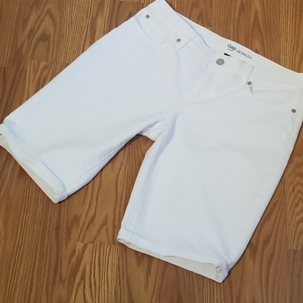 Gap Bermuda shorts 6/28‎